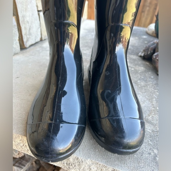 UGG Shaye classic black water proof rain boot w/high gloss finish. Sz-6.    B - Picture 8 of 15